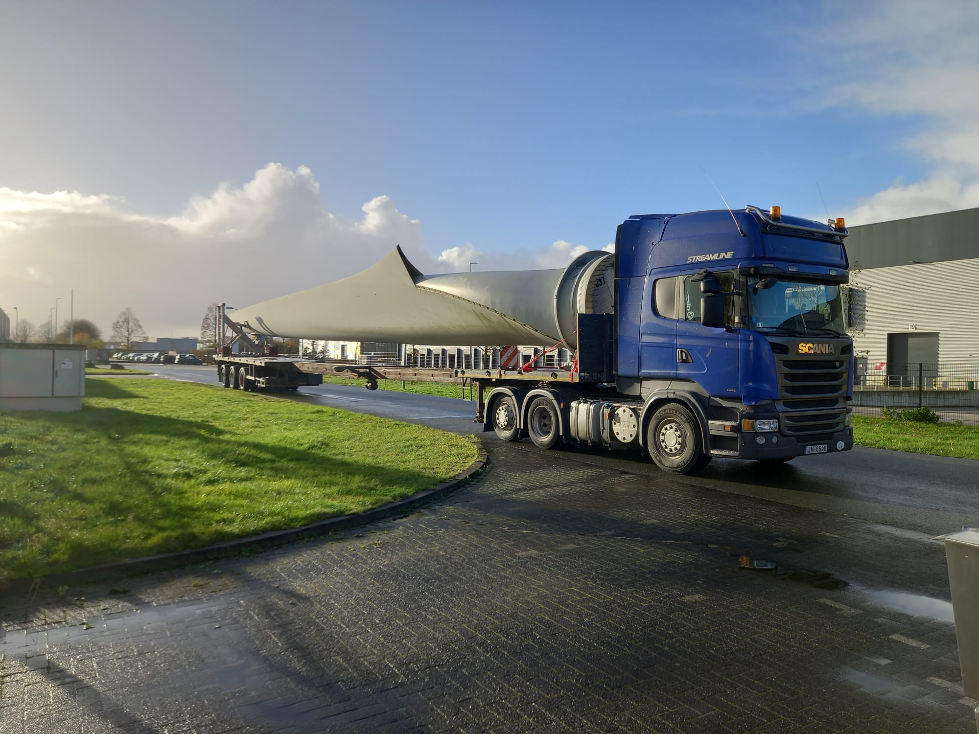 Oversized wind blade on an extendable trailer